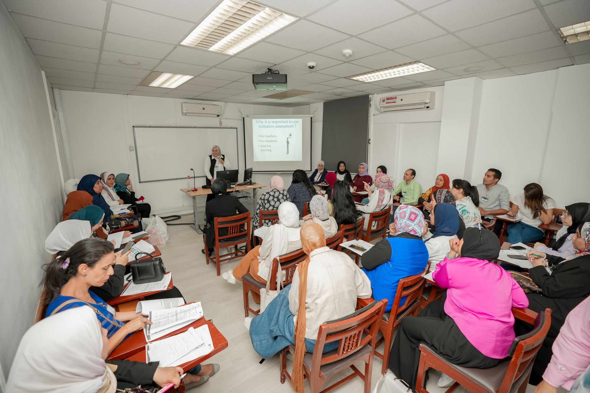instructor explaining to students in a class about Employee Relations Management stand alone course at AUC's SCE