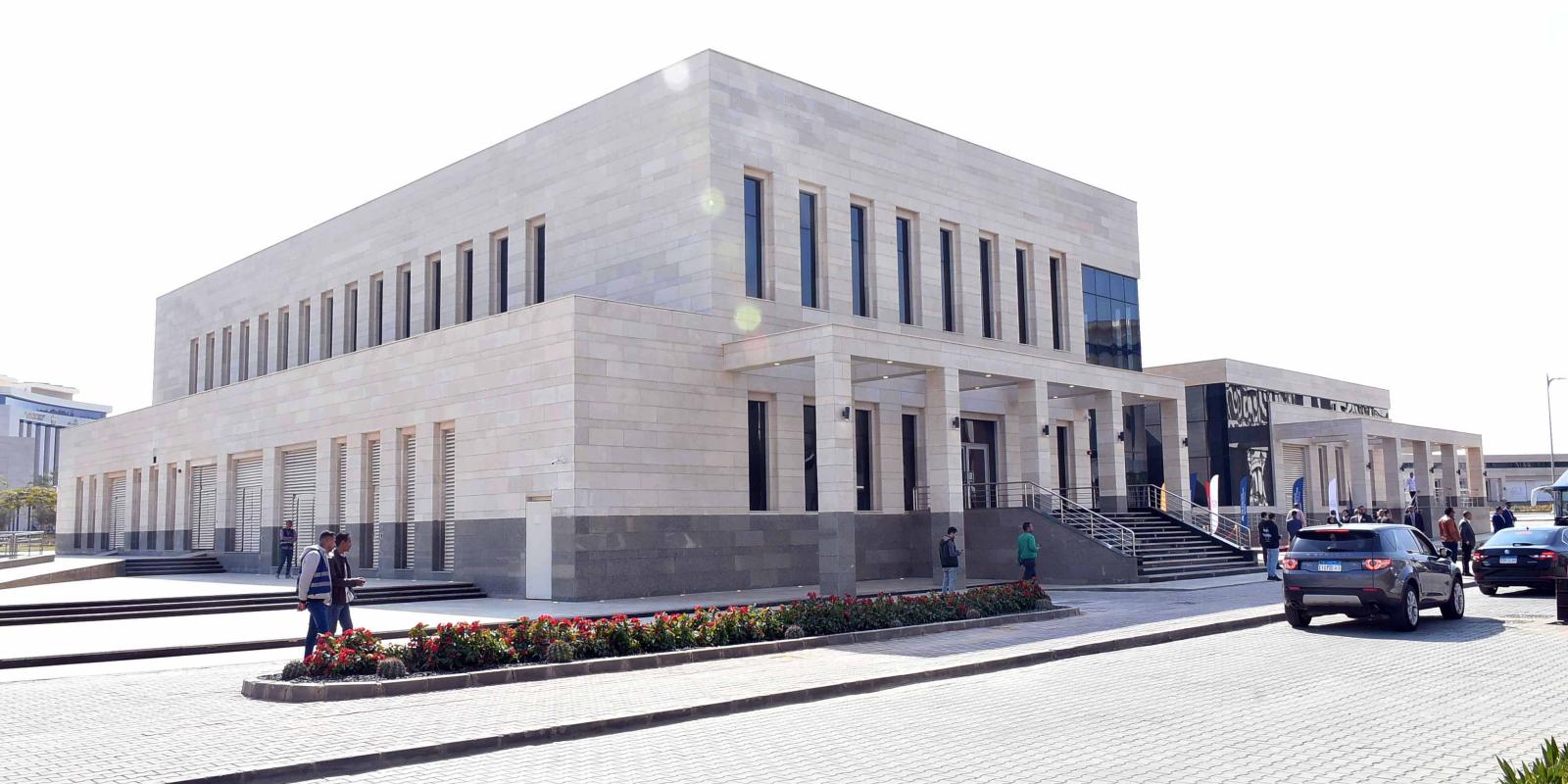 مبنى كلية التعليم المستمر بقلب العاصمة الجديدة