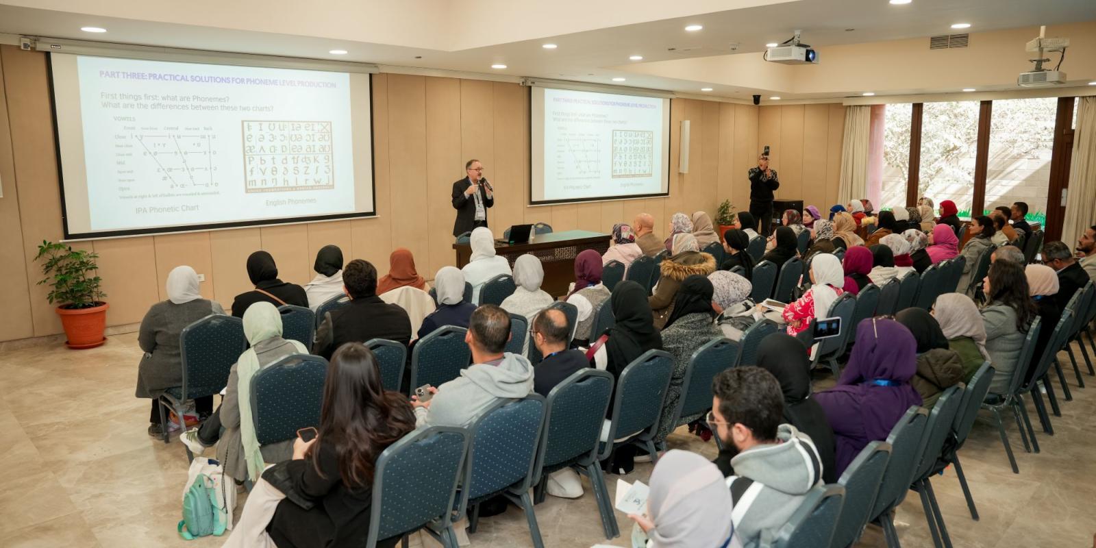 Instructor giving a session in the classroom 
