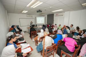 instructor explaining to students in a class about Employee Relations Management stand alone course at AUC's SCE